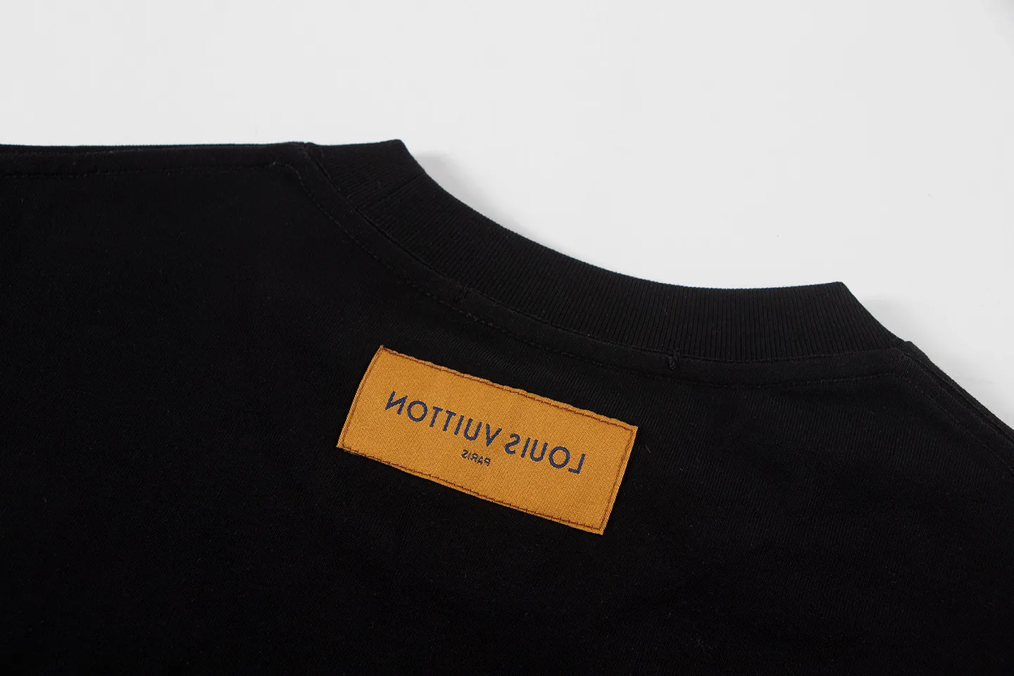 🅿️160 louis vuitto*2026 latest short-sleeved T-shirt Material: Made of high version 300g double yarn combed cotton Size: S M L XL Color: black and white Style number: W2609